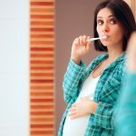 Donna incinta si lava i denti. Igiene orale in gravidanza.