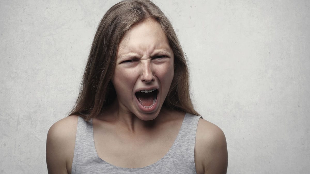 Alitosi: ragazza urla, possibili cause e rimedi. Problemi di alito?