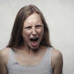 Alitosi: ragazza urla, possibili cause e rimedi. Problemi di alito?