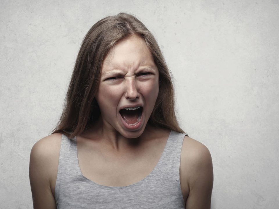 Alitosi: ragazza urla, possibili cause e rimedi. Problemi di alito?