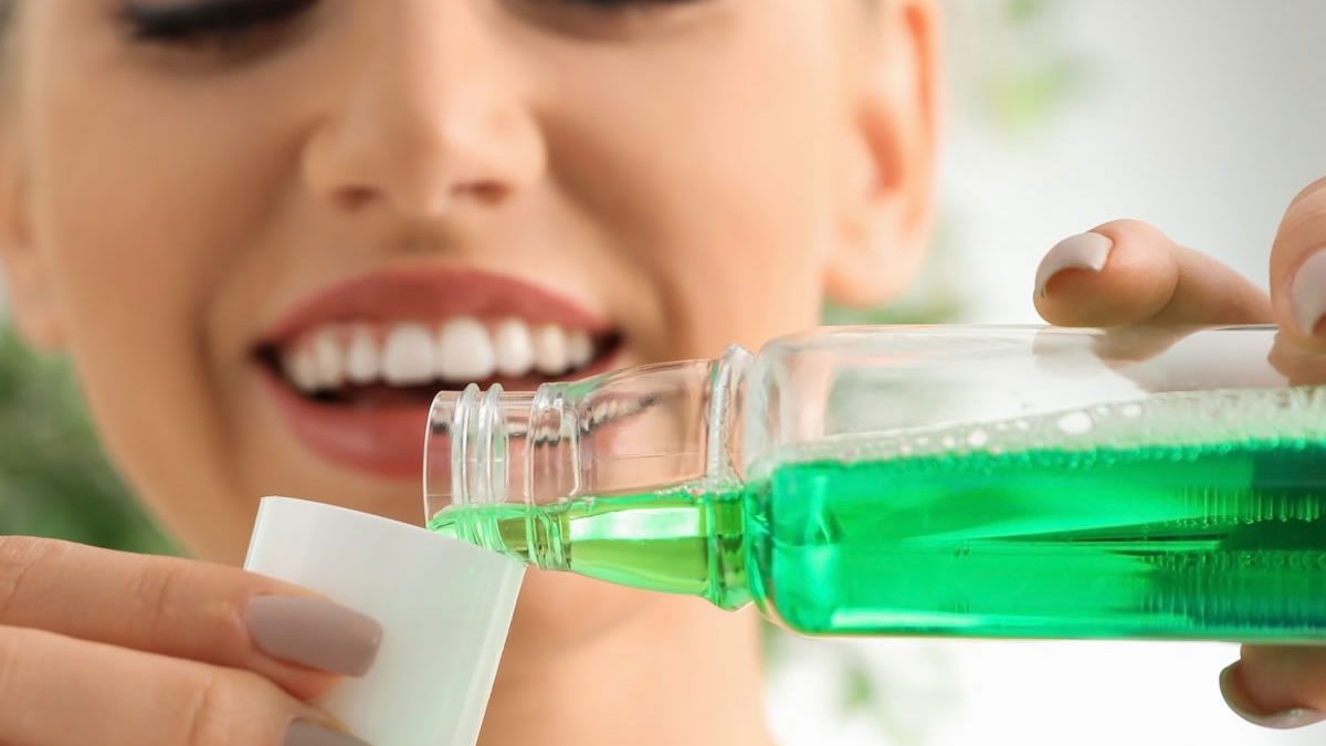 Collutorio verde versato. Igiene orale quotidiana per un sorriso sano. Il collutorio, si o no?