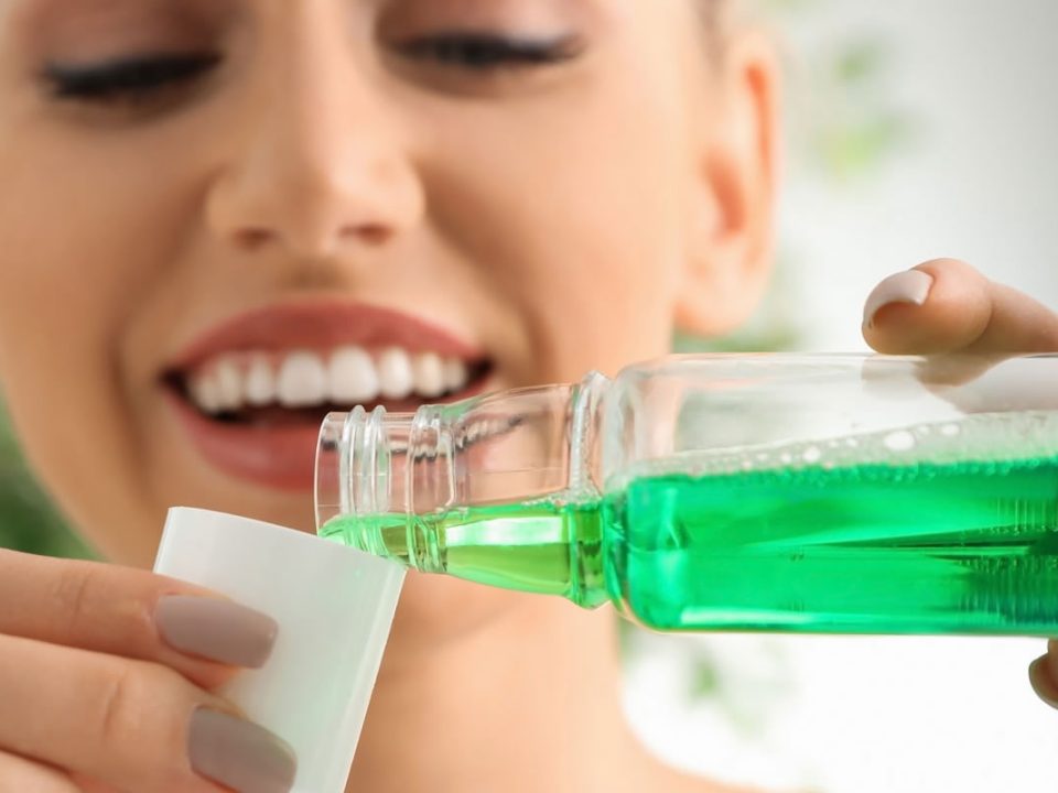 Collutorio verde versato. Igiene orale quotidiana per un sorriso sano. Il collutorio, si o no?