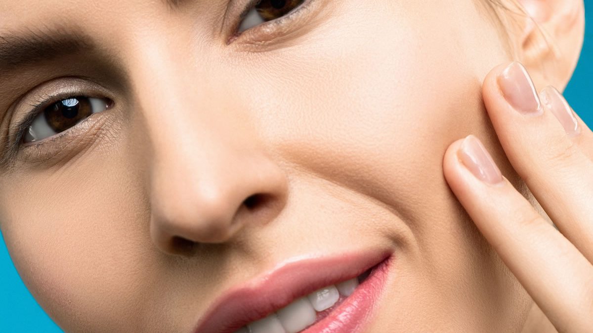 Denti con macchie bianche: dettaglio del sorriso femminile. Scopri le cause e i trattamenti per un sorriso perfetto!