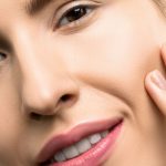 Denti con macchie bianche: dettaglio del sorriso femminile. Scopri le cause e i trattamenti per un sorriso perfetto!