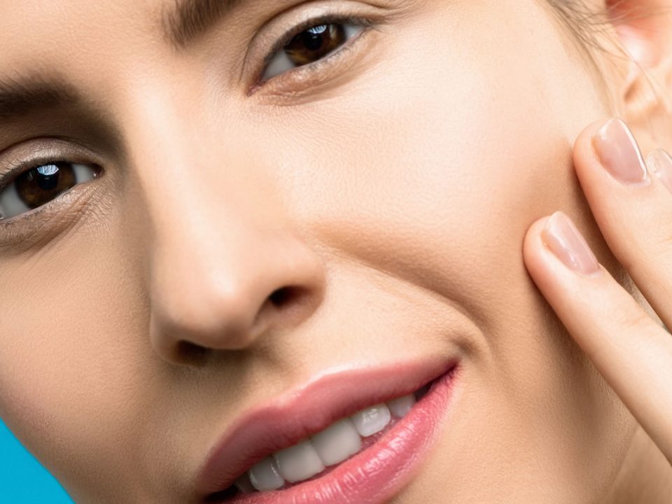 Denti con macchie bianche: dettaglio del sorriso femminile. Scopri le cause e i trattamenti per un sorriso perfetto!