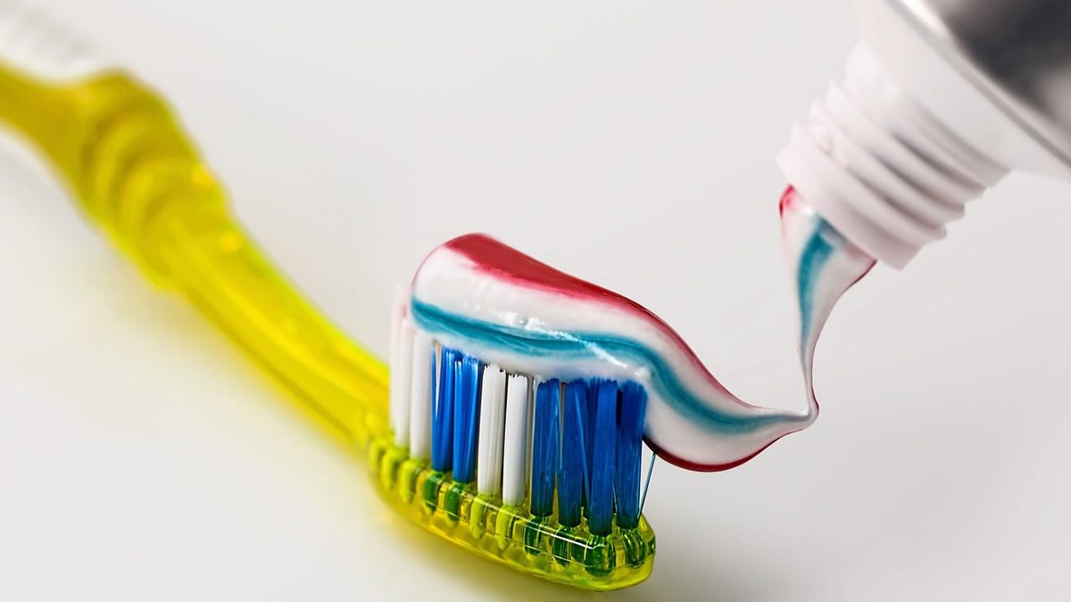 Dentifricio su spazzolino. Igiene orale e scelta del dentifricio ideale per la tua salute dentale.