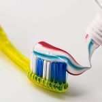 Dentifricio su spazzolino. Igiene orale e scelta del dentifricio ideale per la tua salute dentale.
