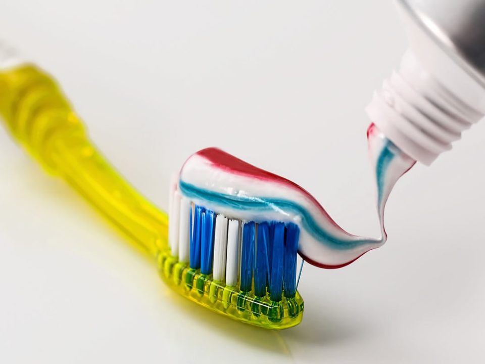 Dentifricio su spazzolino. Igiene orale e scelta del dentifricio ideale per la tua salute dentale.