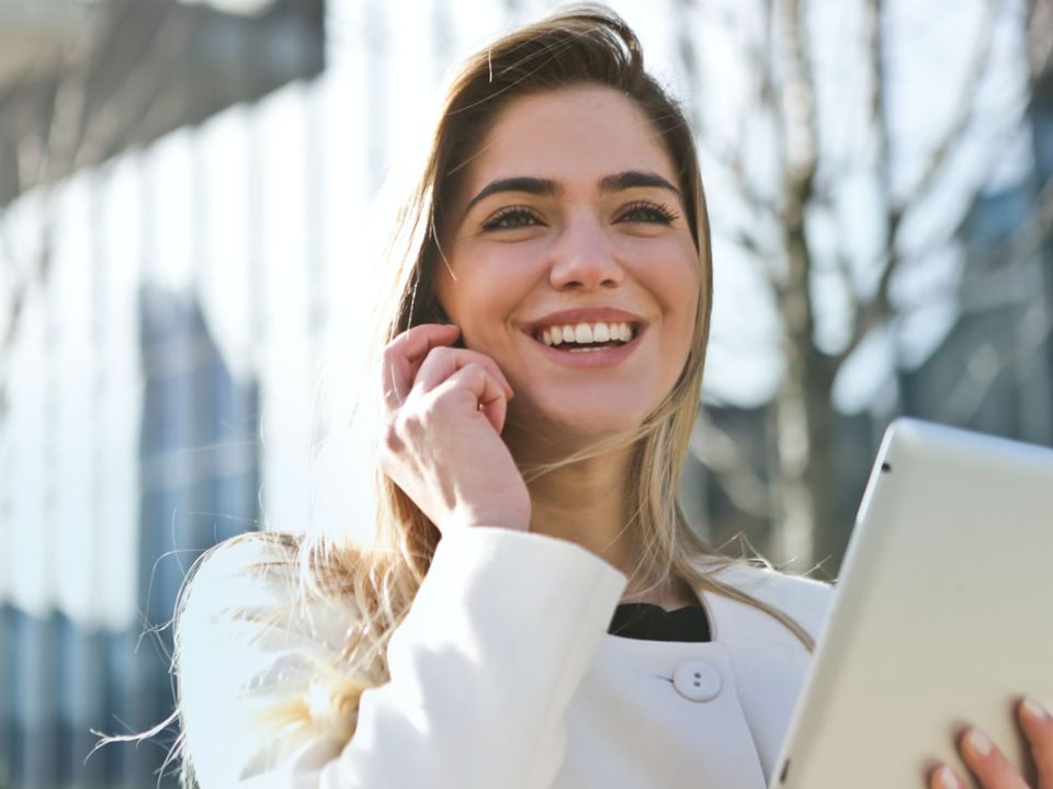 Sorriso smagliante: denti sensibili? Scopri come proteggerli. Cura dentale per sensibilità e benessere orale.