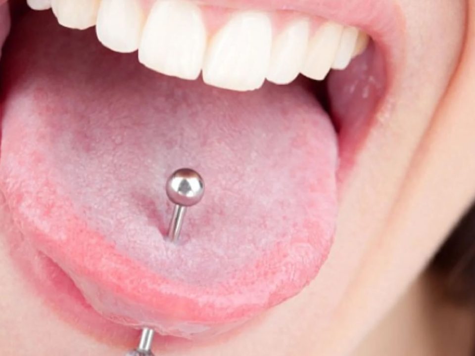 Piercing alla lingua: rischi e salute del cavo orale. Scopri di più!