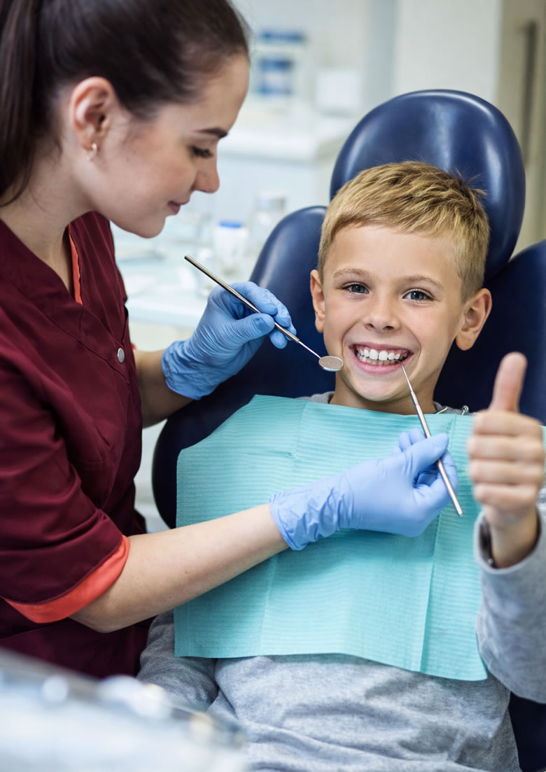 Dentista per bambini a Piacenza e Lodi: visita odontoiatrica con sorriso e pollice in su!