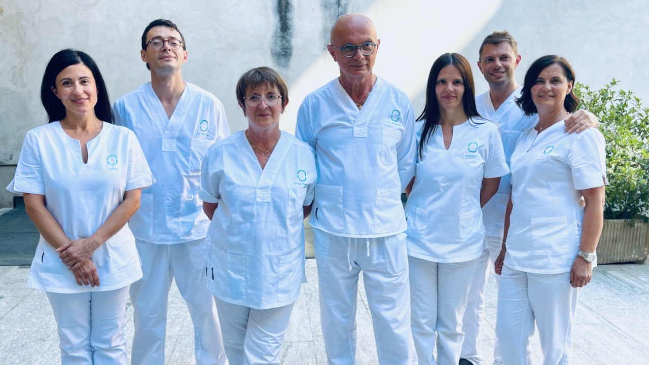 Team esperto di dentisti a Piacenza, Dott. Bosi, per la cura del tuo sorriso. Professionalità e attenzione al paziente.