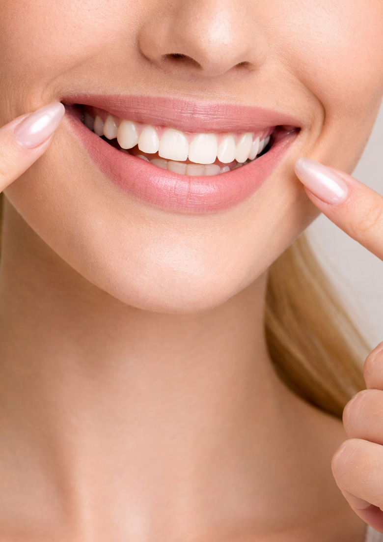 Estetica dentale Piacenza e Lodi: sorriso smagliante evidenziato, cura e bellezza dei denti.