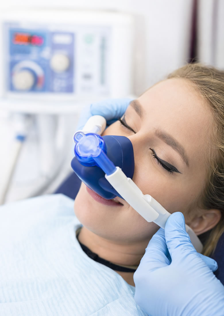 Sedazione cosciente a Piacenza e Lodi: paziente rilassata con maschera per sedazione dentale. Comfort e sicurezza.